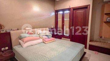 Gambar 5 Rumah Spacious Terawat, di Blok Depan Hoek di Intercon