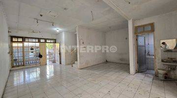 Gambar 3 Rumah  Dalam Komplek Perumahan Taman Ratu - LT 126m2