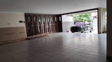 Gambar 4 Rumah dengan tempat parkir di Basement 4 mobil, carport 2 mobil