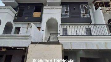 Gambar 1 Townhouse Mewah 4 Lantai sangat strategis 