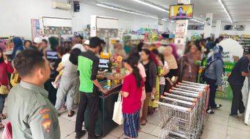 Gambar 5  Supermarket Dan Apotek  Jl Tipar Cakung, Semper Barat