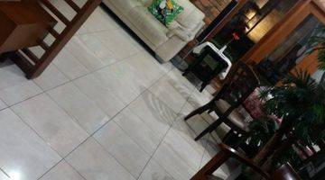 Gambar 1 Rumah 2 lantai semi furnished dengan interior yang sangat mewah