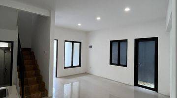 Gambar 4 Rumah Minimalis Modern  3 Lantai dalam Perumahan Cawang