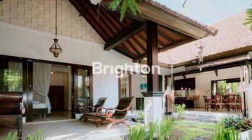 Gambar 2 Luxurious Classic Style 3-Bedroom Villa in Prime Berawa Location