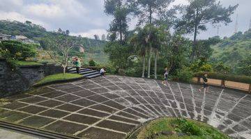 Gambar 1 Rumah dengan taman besar di Lembang 