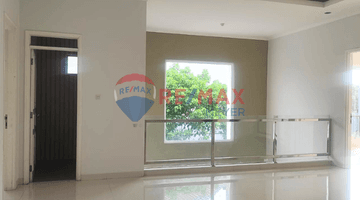 Gambar 4 Dijual Rumah Bagus di Depan Taman di De Latinos, Bsd