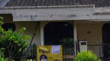 Gambar 1 Rumah lokasi depan taman di bintaro