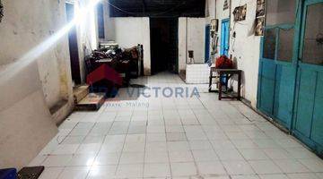 Gambar 2 Rumah Poros Jalan Dekat Pusat Kuliner Pasar Tawangmangu 