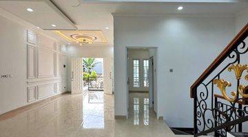 Gambar 3 Rumah New Modern Classic Dalam Town House Di Cilandak