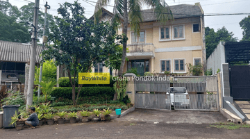 Gambar 5 Rumah Dengan Kolam Renang di Taman Cirendeu