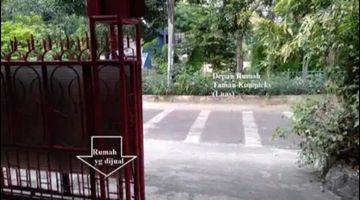 Gambar 2 Rumah 2 lantai posisi depan Taman