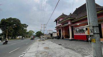 Gambar 4 Rumah Makan di jalan Raya