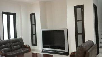 Gambar 2 Rumah 2 Lantai Bagus Semi Furnished Sertifikat Hak Milik di Kemang Timur, Jakarta Selatan