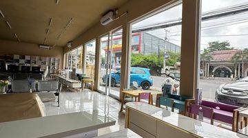 Gambar 2 Super Exclusive Showroom di Jalan utama Gatot Subroto Timur