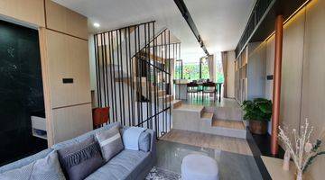 ruang keluarga rumah 4 lantai dengan rooftop