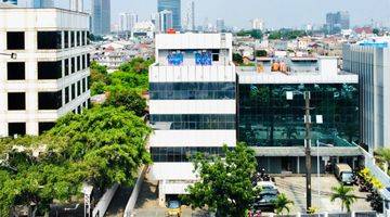 Gambar 1 Gedung Perkantoran Jalan Mampang Prapatan Raya Depan Halte Busway