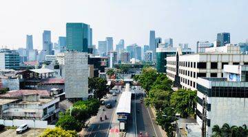 Gambar 2 Gedung Perkantoran Jalan Mampang Prapatan Raya Depan Halte Busway