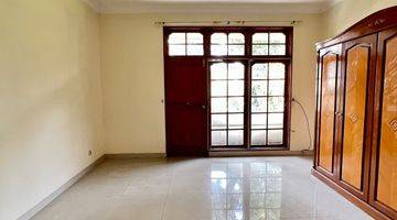 Gambar 4 Dijual Rumah 3 Lantai Butuh Renovasi Unfurnished SHM