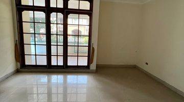 Gambar 5 Dijual Rumah 3 Lantai Butuh Renovasi Unfurnished SHM