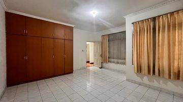 Gambar 3 Rumah 2 Lantai Butuh Renovasi Unfurnished SHM di Jl. Ciniru 