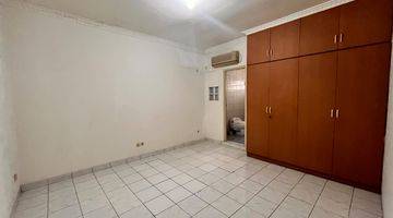 Gambar 5 Rumah 2 Lantai Butuh Renovasi Unfurnished SHM di Jl. Ciniru 