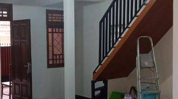 Gambar 3 Rumah 2 Lantai Hadap Dgn 4 Kamar Tidur di Komplek Pondok Bambu