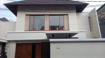 Gambar 1 For Sale Rumah Mewah
cilandak, Jakarta Selatan

spesifikasi::
•	certificate Of Land Title  :  Sertifikat Hak Milik ( Shm )
•	land / Building : 410 M2 / 430 M2
•	4 Bedrooms + 1 Study Room
•	4 Bathrooms 
•	living Room / Dining Room
•	service Area ( 2 Rooms 