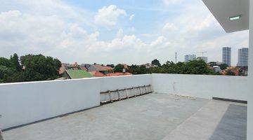 Gambar 3 Di jual rumah ada rooftop Dekat mal aeon dan krl tanjung barat