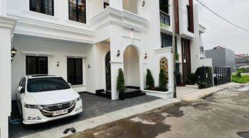 Gambar 3 Rumah with rooftop American Classic Jagakarsa dalam Cluster