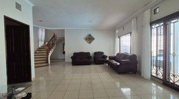 Gambar 4 Rumah Full Furnished Ada Kolam Renang Dalam Cluster Batununggal Bandung