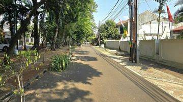 Gambar 1 Rumah Hitung Tanah Depan Taman Di Kebayoran Baru Lokasi Bagus