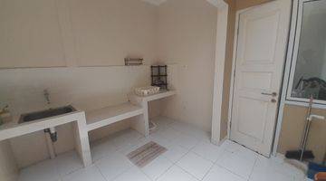 Gambar 2 Disewa Rumah 3 Lantai Full Furnished Renovasi