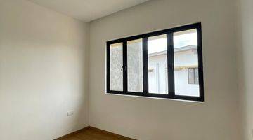 Gambar 3 Rumah 3 Lantai Baru Unfurnished HGB di The Icon Central, Batam 