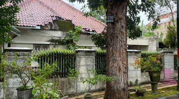 Gambar 1 Rumah Tua, lokasi tenang, dekat taman lokasi Menteng