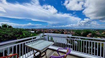 Gambar 1 Villa With Full View Of The Sunrise City And Mount Agung.