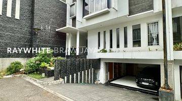 Gambar 1 Townhouse Siap Huni Dalam Kompleks Brawijaya Kebayoran Baru 