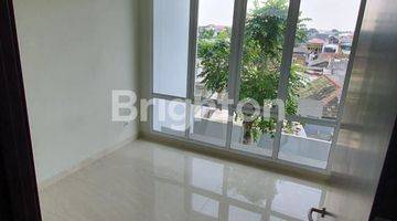 Gambar 4 Townhouse 2 Lantai + Basement Puri Mansion Full Fasilitas