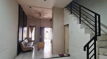 Gambar 4 Rumah 2 Lantai Daerah Gatot Subroto. Komplek Cendrawasih Townhouse