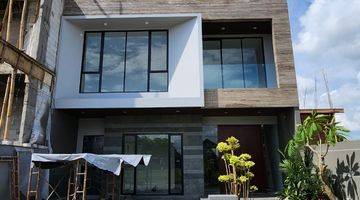 tampak depan rumah mewah baru di woodland