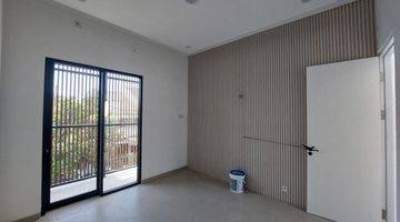 Gambar 1 Rumah 2 Lantai Baru Unfurnished SHM di Rungkut Dekat Superindo Merr Surabaya, Surabaya