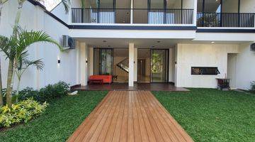 Gambar 2 Brand New Luxury Tropical House
Prime Area Kemang