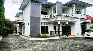 Gambar 1 Rumah 2 Lantai Bagus Semi Furnished Sertifikat Hak Milik di Maguwoharjo Depok Sleman, Yogyakarta