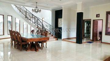 Gambar 4 Rumah 2 Lantai Bagus Semi Furnished Sertifikat Hak Milik di Maguwoharjo Depok Sleman, Yogyakarta