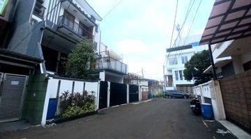 Gambar 4 Rumah 4 Lantai Furnished SHM di Cluster Palmerah , Jakarta Barat