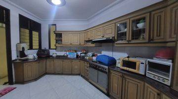 Gambar 1 Rumah 2 Lantai Hadap Utara Semi Furnished 