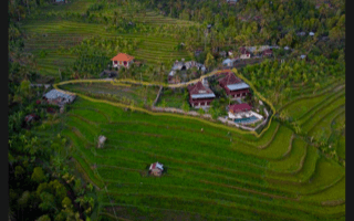 Gambar 2 Pondok Wisata Joglo Dibukit Panji Dengan View Pedesaan Dan Sunset