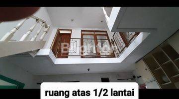 Gambar 2 Rumah tengah kota , jln.Embong mudah dijangkau kendaraan umum