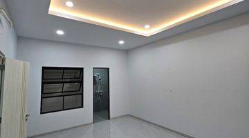 Gambar 4 Rumah 3 Lantai Sudah Renovasi Semi Furnished