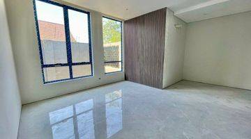 Gambar 4 Rumah 2 Lt Grand Eastwood, Siap Huni