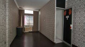 Gambar 4  Rumah 3 Lantai Unfurnished Butuh Renovasi SHM - Sertifikat Hak Milik di Jl. Pemuda Baru III, Medan Maimun